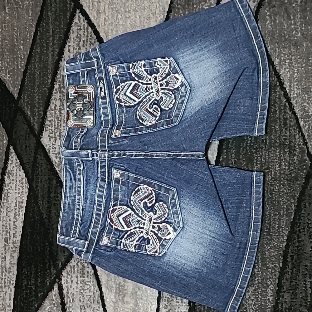 MISS ME FLEUR-DE-LIS EMBROIDERED RHINESTONES SIGNATURE DENIM JEAN SHORTS